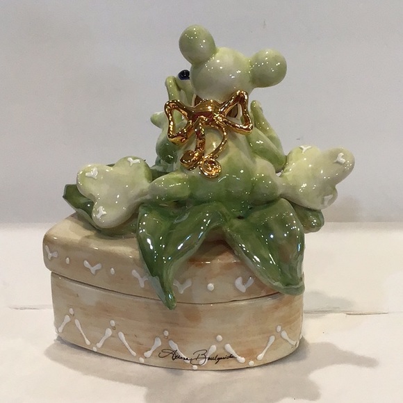 Heart shaped trinket dish with Mama & baby frog statuettes on top. - Picture 3 of 10